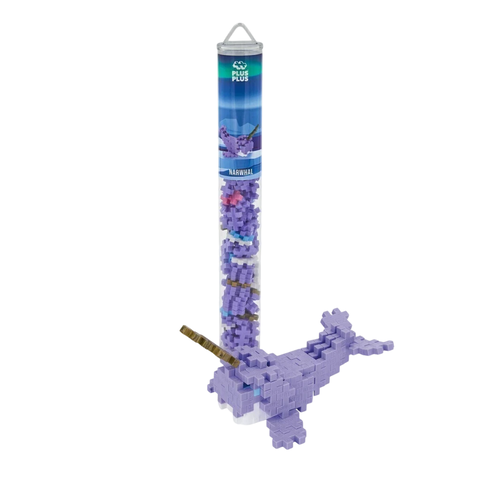 Puzzle 3D de narval armado con piezas Plus Plus color lila y detalles en blanco y marrón, junto a su envase transparente cilíndrico con piezas adicionales