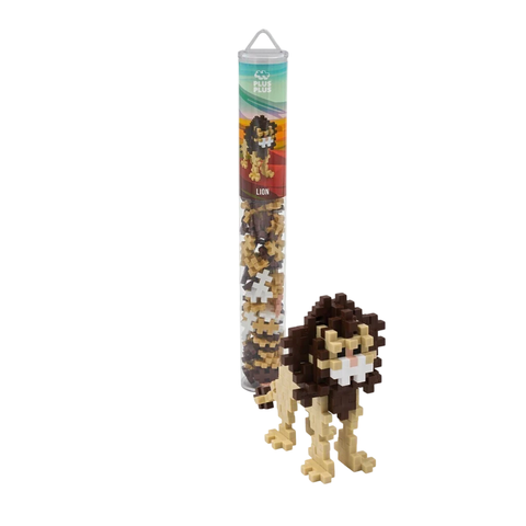 Puzzle 3D de león armado con 100 piezas Plus Plus junto a su envase transparente con piezas visibles