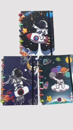 CUADERNO A5 PERSONAJES CON ANILLOS DE COLORES - Arte y Esencias Mayorista