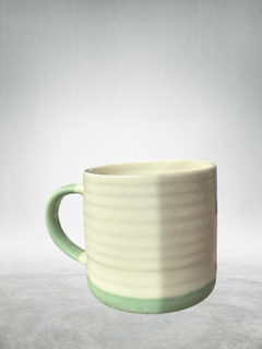 Taza bicolor rayada (101334) - Arte y Esencias Mayorista