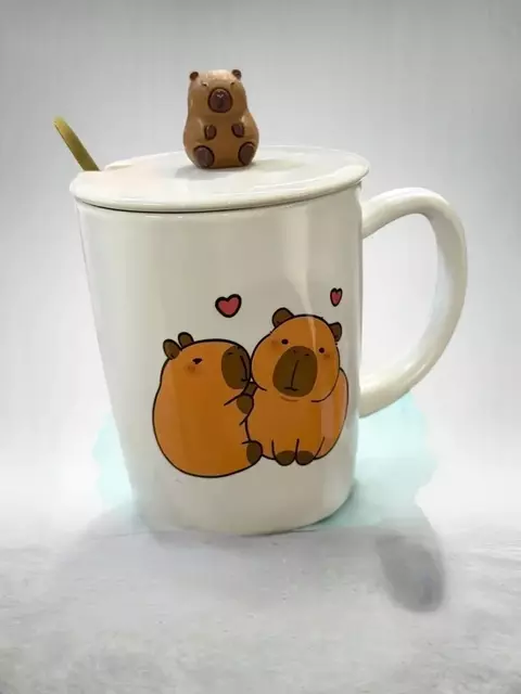 Mug Diseño Capibara c/ Cuch. y Tapa en Caja Regalo / Cap.: 450cc. (101306) - comprar online