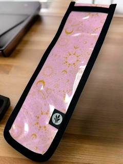 FUNDA DE CONTROL REMOTO ESTAMPADA TRACKER - Arte y Esencias Mayorista