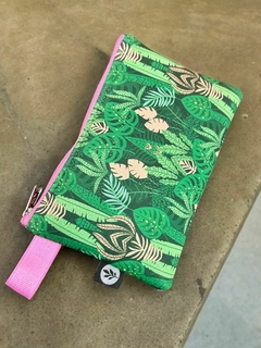 MONEDERO SIMIL NEOPRENE XL GALAXIA FLORAL - tienda online