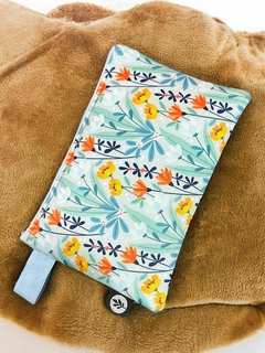 MONEDERO SIMIL NEOPRENE XL GALAXIA FLORAL - Arte y Esencias Mayorista