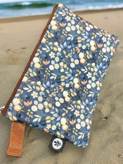 MONEDERO SIMIL NEOPRENE XL GALAXIA FLORAL