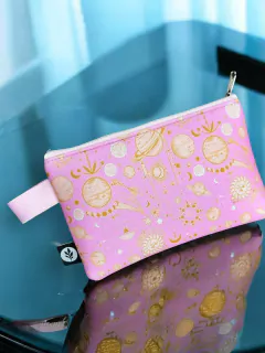 Imagen de MONEDERO SIMIL NEOPRENE XL GALAXIA FLORAL