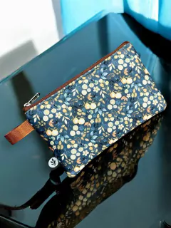 MONEDERO SIMIL NEOPRENE XL GALAXIA FLORAL - comprar online