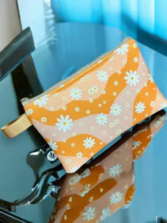 MONEDERO SIMIL NEOPRENE XL GALAXIA FLORAL en internet