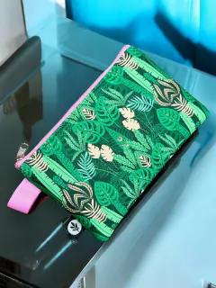 MONEDERO SIMIL NEOPRENE XL GALAXIA FLORAL - Arte y Esencias Mayorista