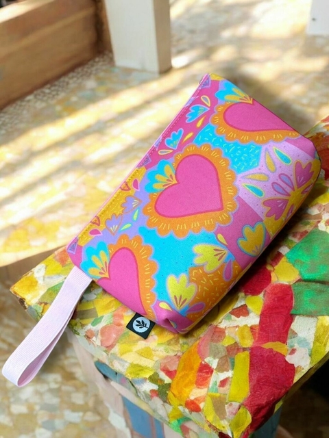 CARTUCHERA/NECESER SIMIL NEOPRENE MEDIANO LINEA CORAZONADA