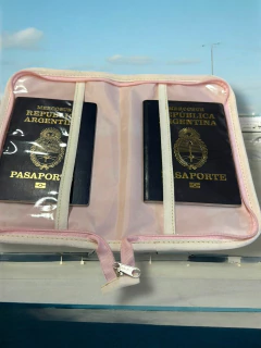 PORTA DOCUMENTOS PARA VIAJE ESTAMPADO TRACKER - Arte y Esencias Mayorista