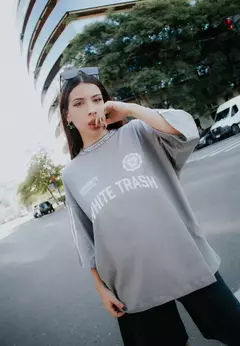 Remera WhiteTrash College Gris en internet