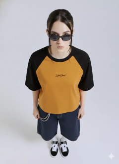 Remera Boxyfit Viejascul Sign Negra Mostaza - SamoaShop