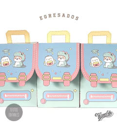 Caja mochila decorada con personajes de dinosaurios y elementos festivos, ideal para egresados de jardín. Diseño colorido y editable en PDF.