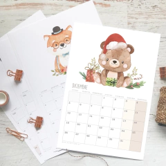 Calendario imprimible de diciembre 2025 con ilustraciones de un oso y un zorro en un estilo tierno, decorado con elementos navideños.