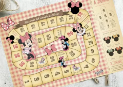 Tablero del juego de mesa inspirado en Minnie Mouse, con casillas numeradas y personajes de Disney.