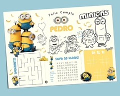 Toalha de mesa de atividades com tema dos Minions, apresentando jogos e labirintos para crianças.