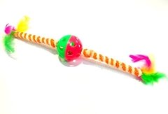 Palito sisal con sonajero y plumas