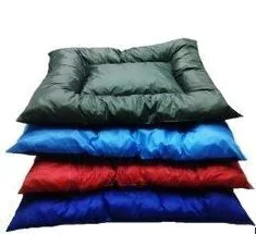 Colchones lisos para mascotas apilados en colores verde oscuro, azul, rojo y azul oscuro.