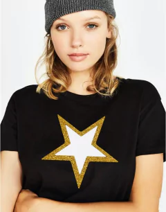Remera “estrella negra y dorada”