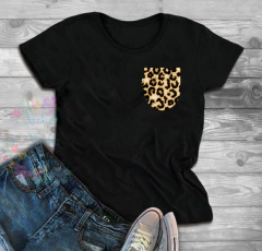 Remera “bolsillo animal print"