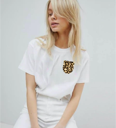 Remera “bolsillo animal print"