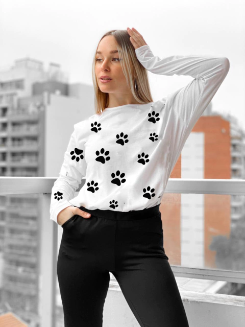 Remera manga larga “patitas"