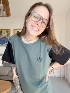 REMERA GENDERLESS LOGO VERDE GASTADO - TIENDA FLUO