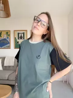 REMERA GENDERLESS LOGO VERDE GASTADO en internet