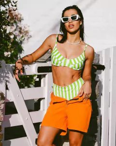 SHORT MOM 2 MANDARINA en internet