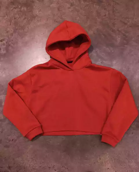 BUZO CROP CON CAPUCHA AL CORTE ROJO (FRIZA)