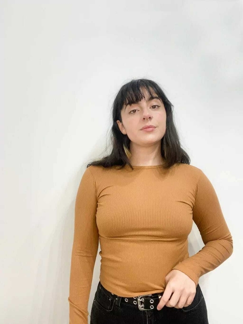 BABY TEE MANGA LARGA CARAMELO