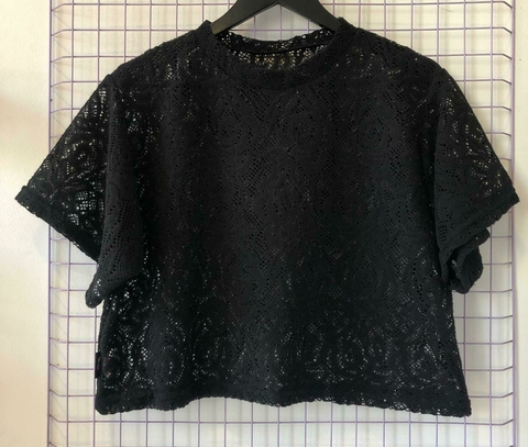 REMERA CROP ENCAJE BOLD BLACK - comprar online