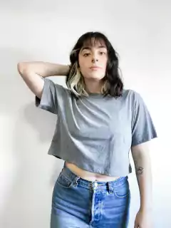 REMERA CROP SUSAN GRIS