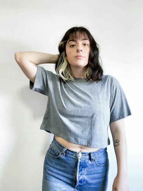 REMERA CROP SUSAN GRIS