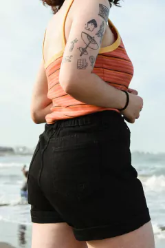 SHORT MOM STACY BLACK-ON-BLACK en internet