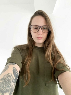 REMERA GENDERLESS BEAR VERDE MILITAR - comprar online