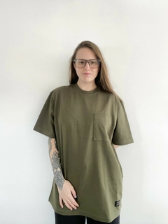 REMERA GENDERLESS BEAR VERDE MILITAR