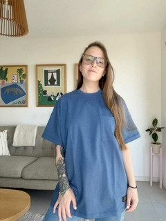 REMERA GENDERLESS BEAR AZUL en internet