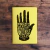 cuaderno mano amarillo