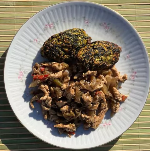 Tiraditos de Pollo con Buñuelos de Verdura