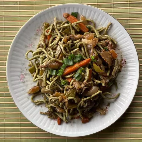 Fideos de espinaca con wok de vegetales