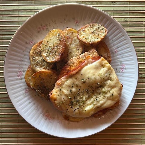 Milanesa de carne napolitana con papas españolas