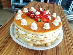 Naked Cake Beijinho - Coco e Decoração com Morangos (Imagem Ilustrativa)