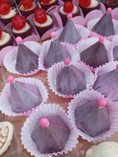 Mini Trufa Pirâmide Chocolate - Sabores Diversos - Cor: Rosa - Italiano Salgados - Goiânia