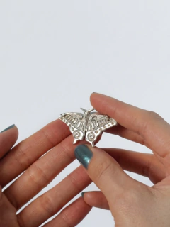Joya amuleto: dije mariposa nocturna (preventa) - comprar online
