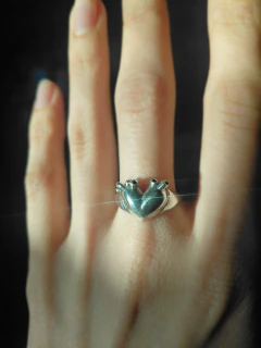 Joya amuleto: anillo corazon anatómico en plata y bronce - comprar online