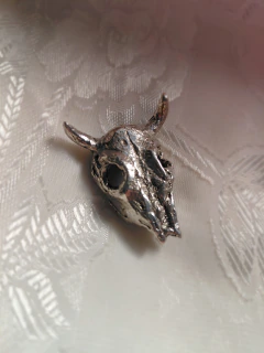 Joya amuleto: Dije craneo de vaca collar
