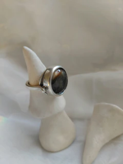 Joya amuleto: anillo egipcio en plata con labradorita (pieza única)