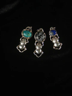 Joya amuleto: Dije escarabajo con piedras naturales, de plata y bronce